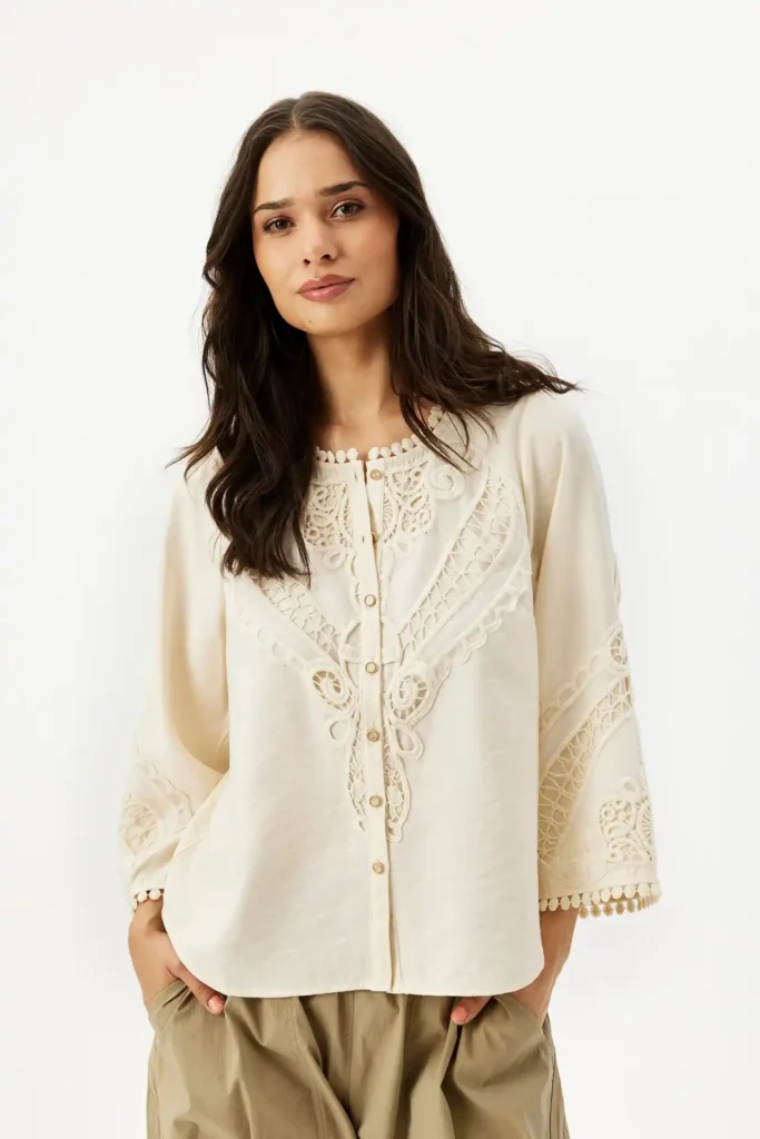 InFrontin luonnonvaalea pusero