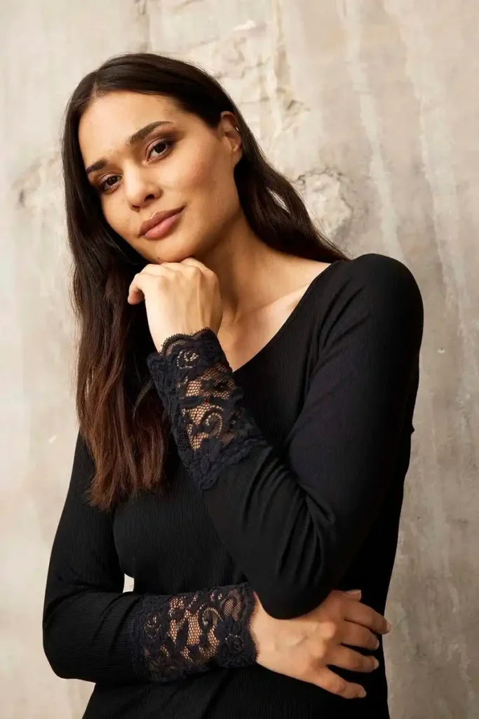 InFrontin mustapusero pitsihihoilla-0