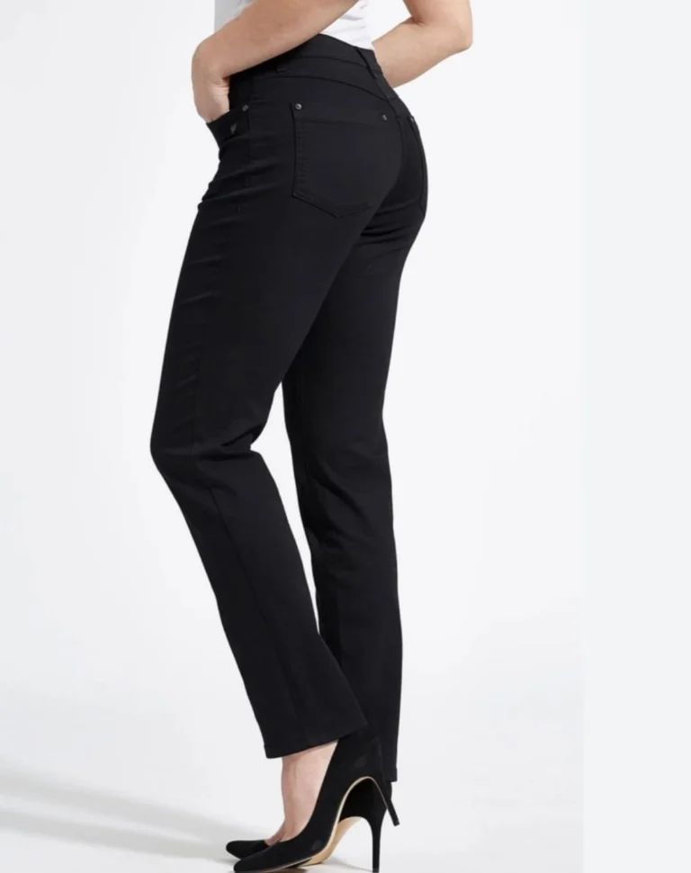 Laurien mustat housut.