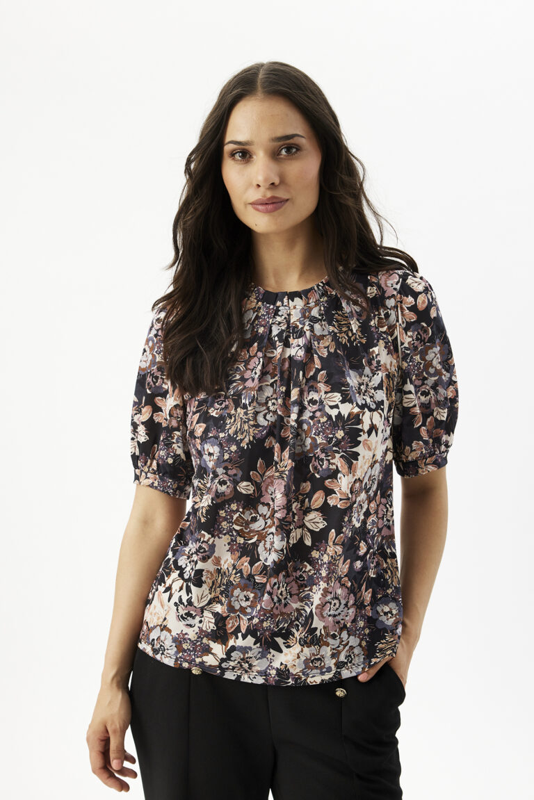 InFrontin kukkapaita mustalla pohjalla