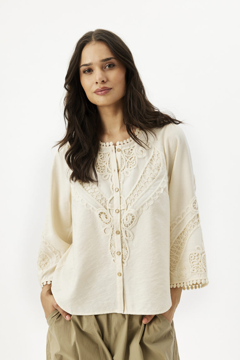 InFrontin luonnonvaalea pusero