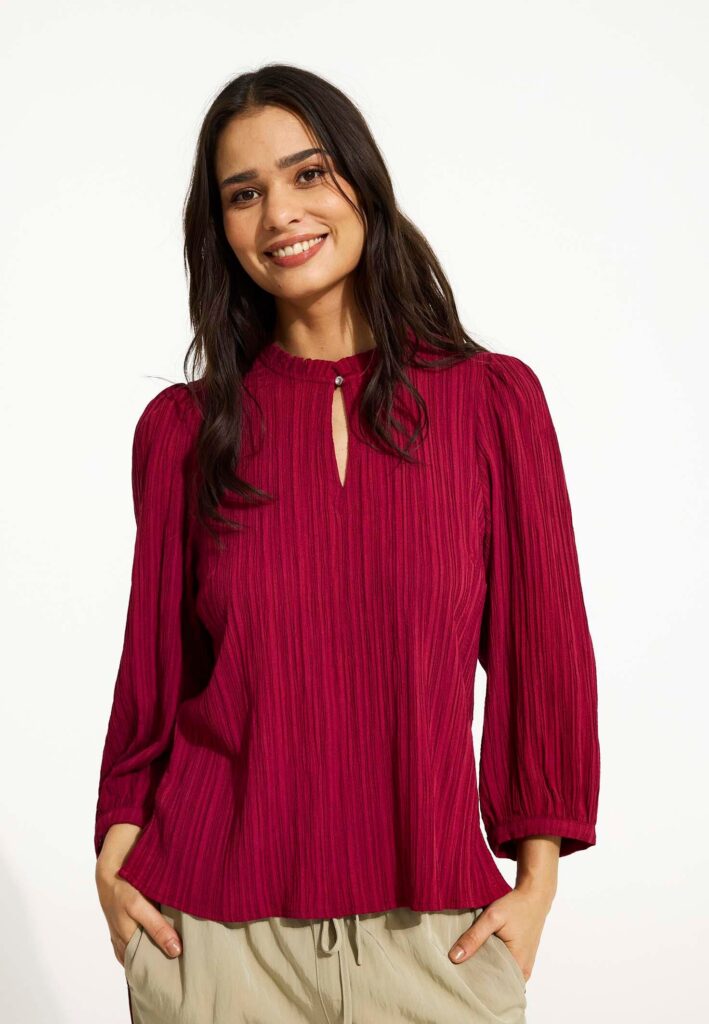 Punainen InFrontin pusero