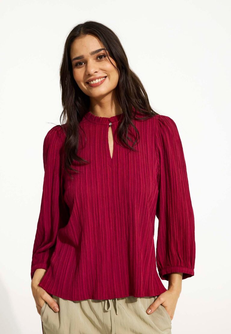 Punainen InFrontin pusero