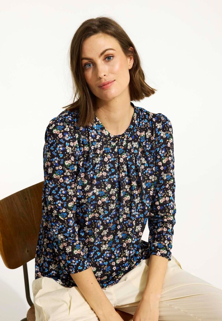 Sininen kukallinen uutuuspusero